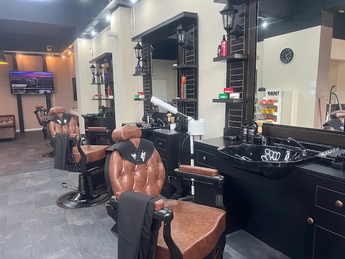 Barberhouse-Bereich bei M'Fadez mit Leder-Barbierstühlen